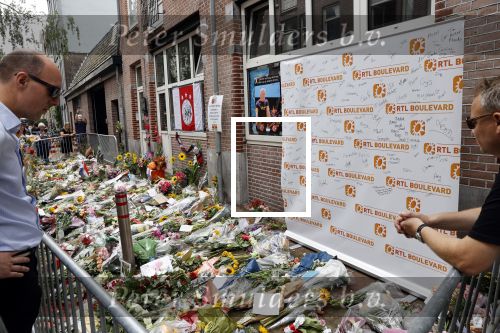 Amsterdam 7 en 10 juli 2021
Op de plek waar Peter R de Vries neergeschoten is leggen mensen bloemen neer.