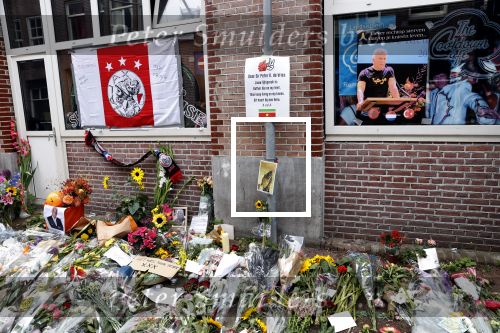 Amsterdam 7 en 10 juli 2021
Op de plek waar Peter R de Vries neergeschoten is leggen mensen bloemen neer.