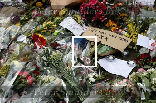 Amsterdam 7 en 10 juli 2021
Op de plek waar Peter R de Vries neergeschoten is leggen mensen bloemen neer.