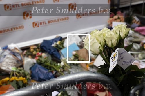 Amsterdam 7 en 10 juli 2021
Op de plek waar Peter R de Vries neergeschoten is leggen mensen bloemen neer.