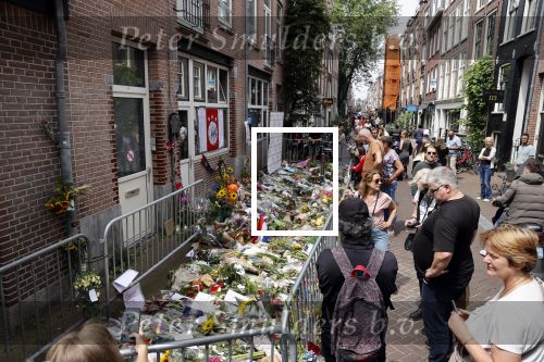 Amsterdam 7 en 10 juli 2021
Op de plek waar Peter R de Vries neergeschoten is leggen mensen bloemen neer.