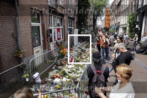 Amsterdam 7 en 10 juli 2021
Op de plek waar Peter R de Vries neergeschoten is leggen mensen bloemen neer.