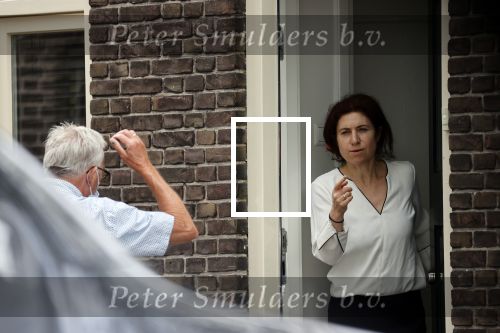 Enschede 22 juni 2021
Pieter Omtzigt wandelt elke dag een paar uur om tot rust te komen . De vrouw van Pieter neemt Ayfer Koc neemt bloemen in ontvangst