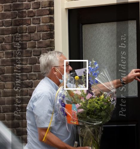 Enschede 22 juni 2021
Pieter Omtzigt wandelt elke dag een paar uur om tot rust te komen . De vrouw van Pieter neemt Ayfer Koc neemt bloemen in ontvangst