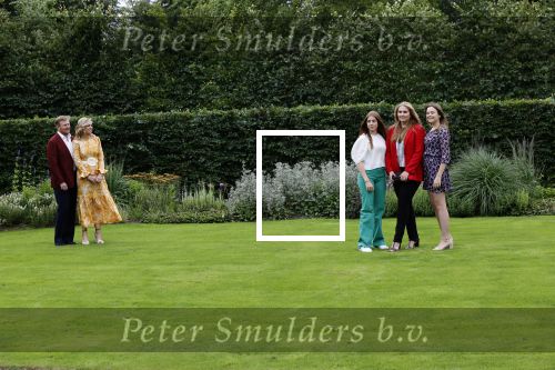 Den haag 16 juli 2021
Koninklijk fotouurtje met Koning Willem Alexander Koningin Maxima Prinses Amalia Alexia en Ariane in de tuin van Paleis Huis ten Bosch.