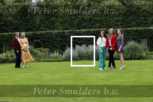 Den haag 16 juli 2021
Koninklijk fotouurtje met Koning Willem Alexander Koningin Maxima Prinses Amalia Alexia en Ariane in de tuin van Paleis Huis ten Bosch.