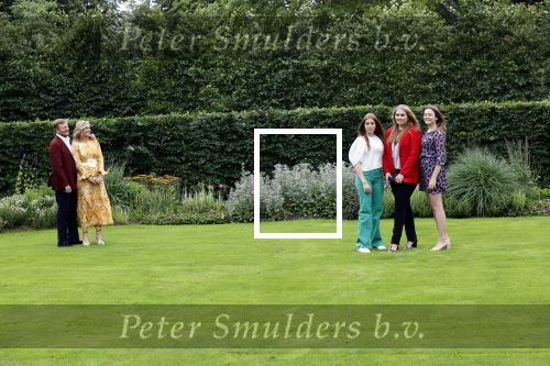 Den haag 16 juli 2021
Koninklijk fotouurtje met Koning Willem Alexander Koningin Maxima Prinses Amalia Alexia en Ariane in de tuin van Paleis Huis ten Bosch.
