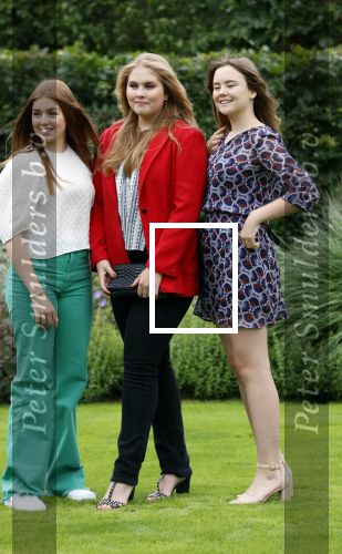 Den haag 16 juli 2021
Koninklijk fotouurtje met Koning Willem Alexander Koningin Maxima Prinses Amalia Alexia en Ariane in de tuin van Paleis Huis ten Bosch.
