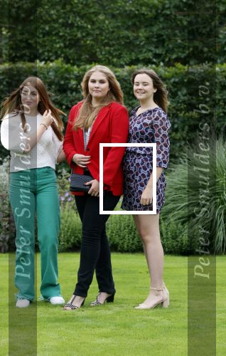 Den haag 16 juli 2021
Koninklijk fotouurtje met Koning Willem Alexander Koningin Maxima Prinses Amalia Alexia en Ariane in de tuin van Paleis Huis ten Bosch.