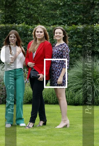Den haag 16 juli 2021
Koninklijk fotouurtje met Koning Willem Alexander Koningin Maxima Prinses Amalia Alexia en Ariane in de tuin van Paleis Huis ten Bosch.