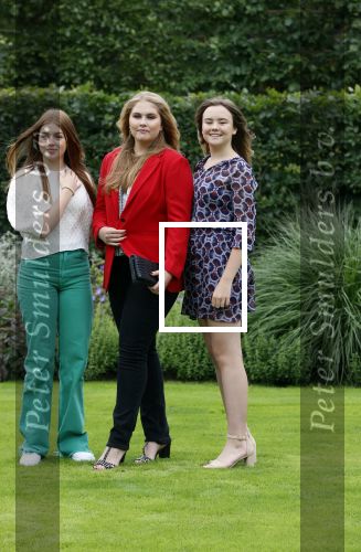 Den haag 16 juli 2021
Koninklijk fotouurtje met Koning Willem Alexander Koningin Maxima Prinses Amalia Alexia en Ariane in de tuin van Paleis Huis ten Bosch.