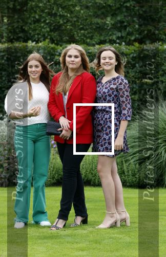 Den haag 16 juli 2021
Koninklijk fotouurtje met Koning Willem Alexander Koningin Maxima Prinses Amalia Alexia en Ariane in de tuin van Paleis Huis ten Bosch.