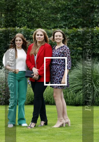 Den haag 16 juli 2021
Koninklijk fotouurtje met Koning Willem Alexander Koningin Maxima Prinses Amalia Alexia en Ariane in de tuin van Paleis Huis ten Bosch.