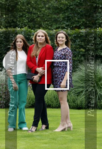 Den haag 16 juli 2021
Koninklijk fotouurtje met Koning Willem Alexander Koningin Maxima Prinses Amalia Alexia en Ariane in de tuin van Paleis Huis ten Bosch.