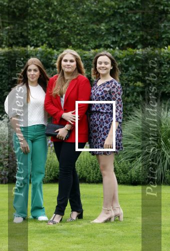 Den haag 16 juli 2021
Koninklijk fotouurtje met Koning Willem Alexander Koningin Maxima Prinses Amalia Alexia en Ariane in de tuin van Paleis Huis ten Bosch.