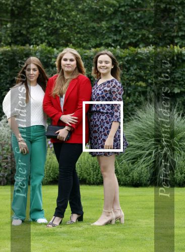 Den haag 16 juli 2021
Koninklijk fotouurtje met Koning Willem Alexander Koningin Maxima Prinses Amalia Alexia en Ariane in de tuin van Paleis Huis ten Bosch.
