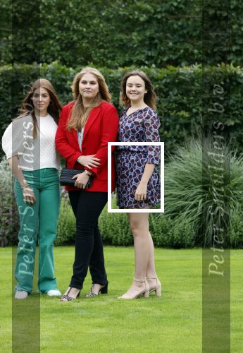 Den haag 16 juli 2021
Koninklijk fotouurtje met Koning Willem Alexander Koningin Maxima Prinses Amalia Alexia en Ariane in de tuin van Paleis Huis ten Bosch.