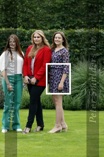 Den haag 16 juli 2021
Koninklijk fotouurtje met Koning Willem Alexander Koningin Maxima Prinses Amalia Alexia en Ariane in de tuin van Paleis Huis ten Bosch.