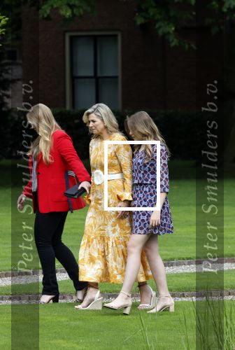 Den haag 16 juli 2021
Koninklijk fotouurtje met Koning Willem Alexander Koningin Maxima Prinses Amalia Alexia en Ariane in de tuin van Paleis Huis ten Bosch.