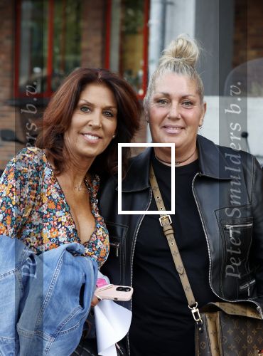 Amsterdam 20 juni 2021
Rachel hazes zus Els Hofland en Jacqueline Slaats en een kennis  bij de amsterdamse zomer in het Olympisch stadion.