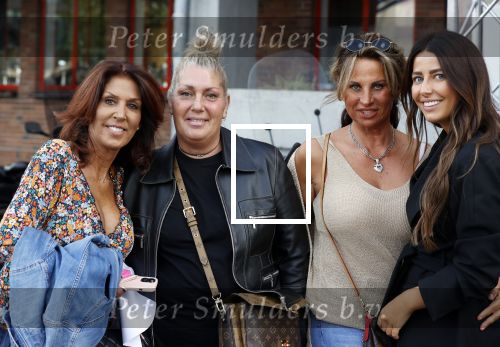 Amsterdam 20 juni 2021
Rachel hazes zus Els Hofland en Jacqueline Slaats en een kennis  bij de amsterdamse zomer in het Olympisch stadion.