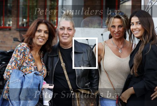 Amsterdam 20 juni 2021
Rachel hazes zus Els Hofland en Jacqueline Slaats en een kennis  bij de amsterdamse zomer in het Olympisch stadion.