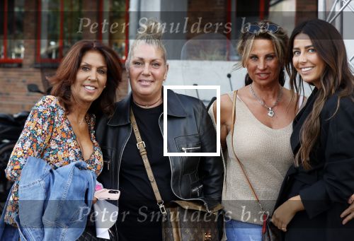 Amsterdam 20 juni 2021
Rachel hazes zus Els Hofland en Jacqueline Slaats en een kennis  bij de amsterdamse zomer in het Olympisch stadion.