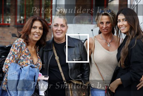 Amsterdam 20 juni 2021
Rachel hazes zus Els Hofland en Jacqueline Slaats en een kennis  bij de amsterdamse zomer in het Olympisch stadion.