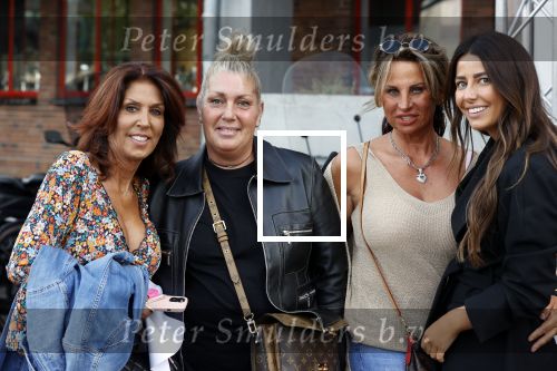 Amsterdam 20 juni 2021
Rachel hazes zus Els Hofland en Jacqueline Slaats en een kennis  bij de amsterdamse zomer in het Olympisch stadion.