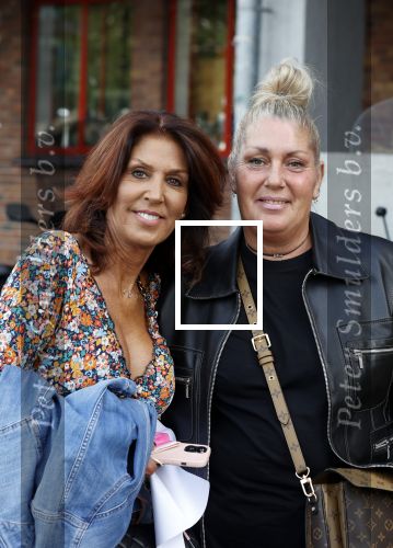 Amsterdam 20 juni 2021
Rachel hazes zus Els Hofland en Jacqueline Slaats en een kennis  bij de amsterdamse zomer in het Olympisch stadion.