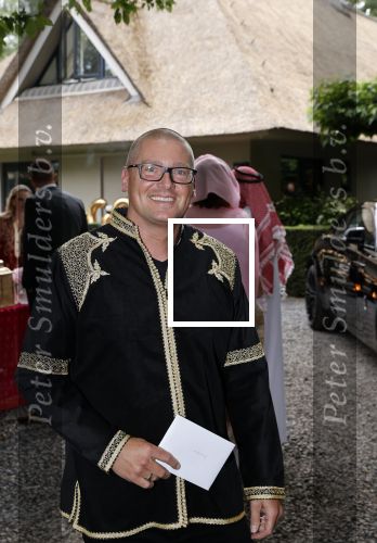 Blaricum 6 juli 2021
Gordon viert zijn verjaardag en dat hij zijn huis verkocht heeft. Ook gaat hij verhuizen naar Dubai. Rogier v d Linden