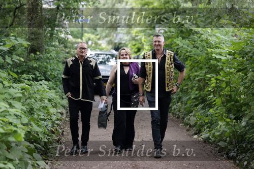 Blaricum 6 juli 2021
Gordon viert zijn verjaardag en dat hij zijn huis verkocht heeft. Ook gaat hij verhuizen naar Dubai. Rogier v d Linden