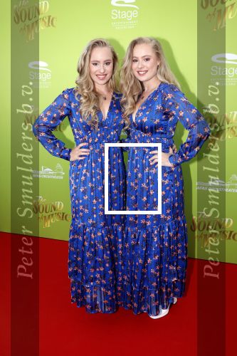Scheveningen 9 juli 2021
Premiere sound of music in het circustheater.
Rosanne Waalewijn met haar zus MylÃ¨ne Waalewijn