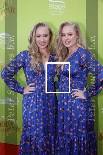 Scheveningen 9 juli 2021
Premiere sound of music in het circustheater.
Rosanne Waalewijn met haar zus MylÃ¨ne Waalewijn