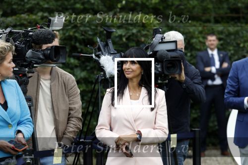 Den haag 16 juli 2021
Koninklijk fotouurtje met Koning Willem Alexander Koningin Maxima Prinses Amalia Alexia en Ariane in de tuin van Paleis Huis ten Bosch.