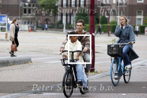 Amsterdam 29 juni 2021
Shane Kluivert en zijn broer Nino Wilkes fietsend op het museumplein