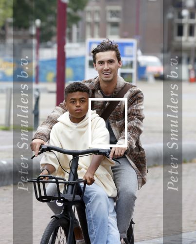 Amsterdam 29 juni 2021
Shane Kluivert en zijn broer Nino Wilkes fietsend op het museumplein