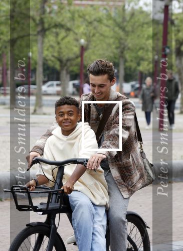 Amsterdam 29 juni 2021
Shane Kluivert en zijn broer Nino Wilkes fietsend op het museumplein