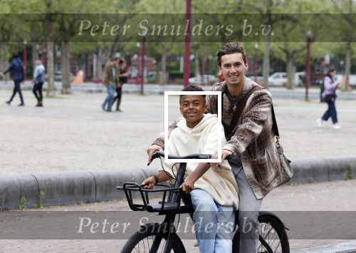Amsterdam 29 juni 2021
Shane Kluivert en zijn broer Nino Wilkes fietsend op het museumplein