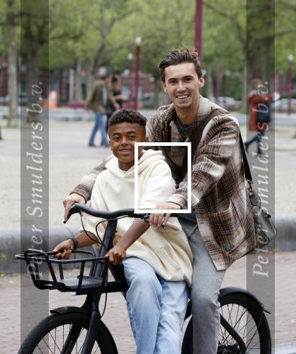Amsterdam 29 juni 2021
Shane Kluivert en zijn broer Nino Wilkes fietsend op het museumplein