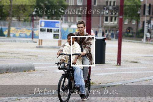 Amsterdam 29 juni 2021
Shane Kluivert en zijn broer Nino Wilkes fietsend op het museumplein
