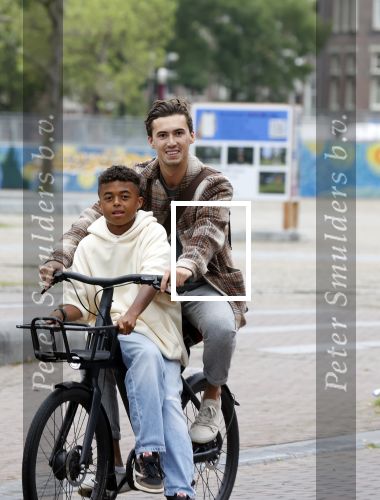 Amsterdam 29 juni 2021
Shane Kluivert en zijn broer Nino Wilkes fietsend op het museumplein