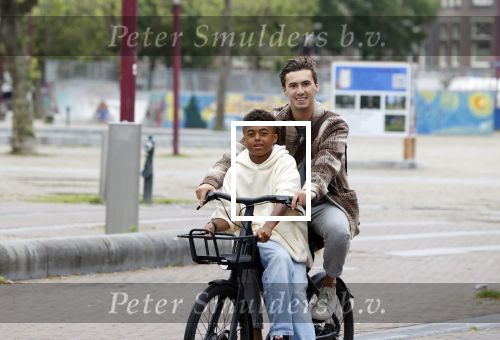 Amsterdam 29 juni 2021
Shane Kluivert en zijn broer Nino Wilkes fietsend op het museumplein