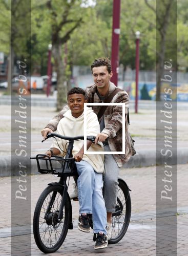 Amsterdam 29 juni 2021
Shane Kluivert en zijn broer Nino Wilkes fietsend op het museumplein