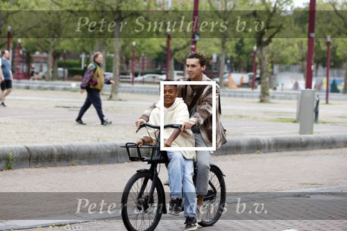 Amsterdam 29 juni 2021
Shane Kluivert en zijn broer Nino Wilkes fietsend op het museumplein
