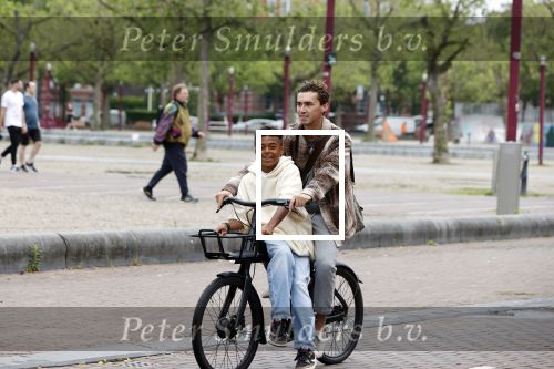 Amsterdam 29 juni 2021
Shane Kluivert en zijn broer Nino Wilkes fietsend op het museumplein