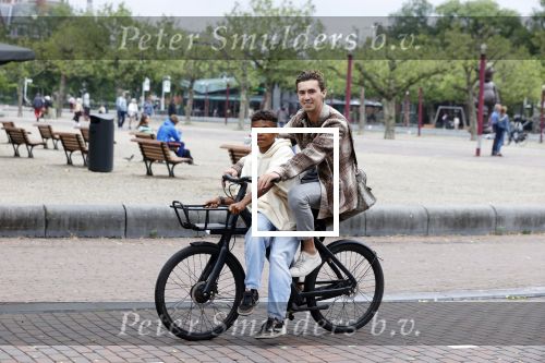 Amsterdam 29 juni 2021
Shane Kluivert en zijn broer Nino Wilkes fietsend op het museumplein
