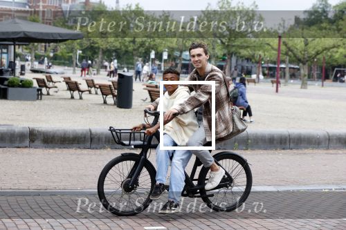 Amsterdam 29 juni 2021
Shane Kluivert en zijn broer Nino Wilkes fietsend op het museumplein