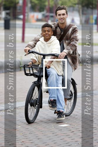 Amsterdam 29 juni 2021
Shane Kluivert en zijn broer Nino Wilkes fietsend op het museumplein