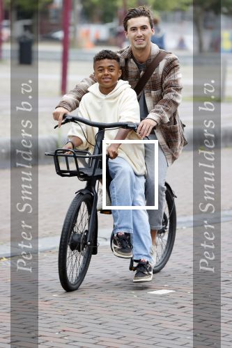 Amsterdam 29 juni 2021
Shane Kluivert en zijn broer Nino Wilkes fietsend op het museumplein